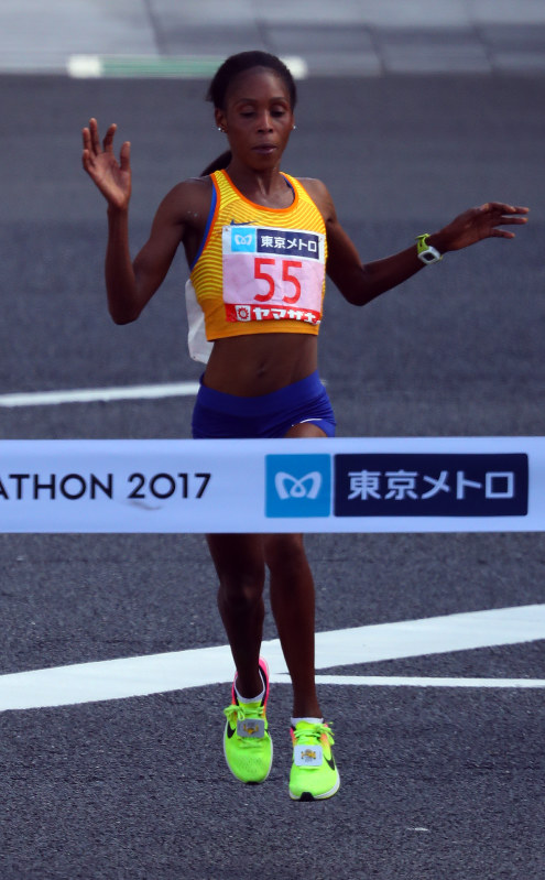 1位でフィニッシュするサラ・チェプチルチル=東京都千代田区で2017年2月26日、小川昌宏撮影