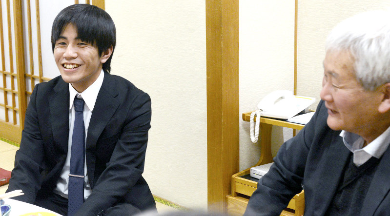 支援者の平野伸人さん(右)らと活動を振り返る菊地将大さん=長崎市で2017年2月25日午後6時37分、加藤小夜撮影