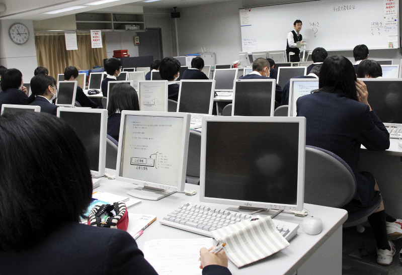 うわさについて学ぶ中央大杉並高の生徒ら=岡礼子撮影