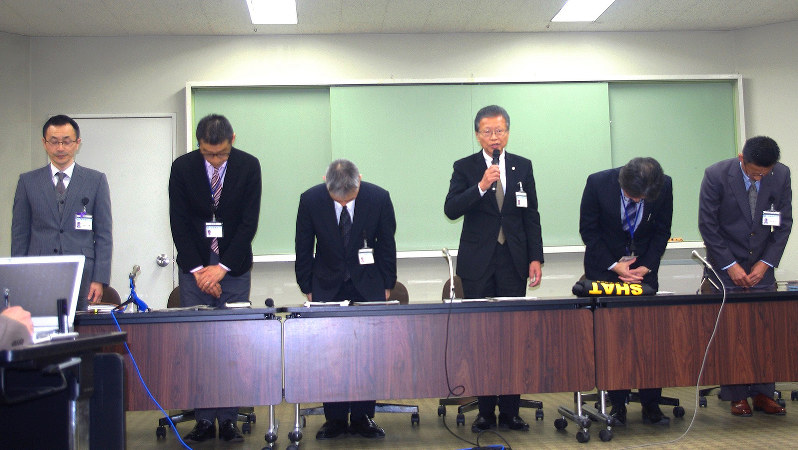 ジャンパーの経緯を説明し、頭を下げる小田原市の職員=市役所で2017年1月17日、澤晴夫撮影