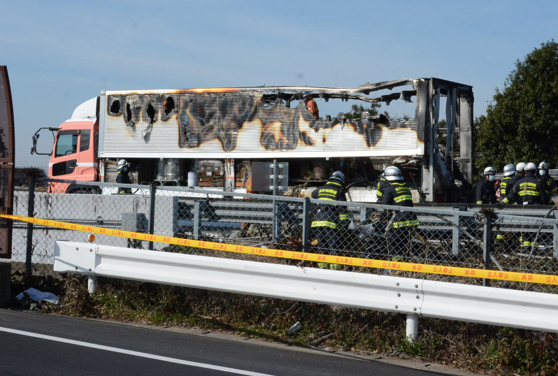 九州道:トラックと乗用車計5台絡む多重事故、1人死亡 毎日新聞 九州道:トラックと乗用車計5台絡む多重事故、1人死亡 毎日新聞