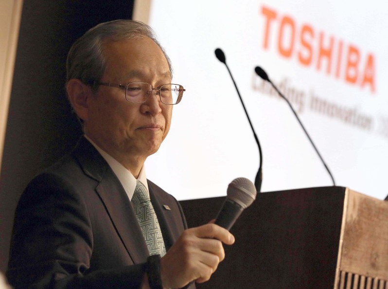 記者会見で厳しい表情を見せる東芝の綱川智社長=東京都港区で2017年2月14日、宮武祐希撮影