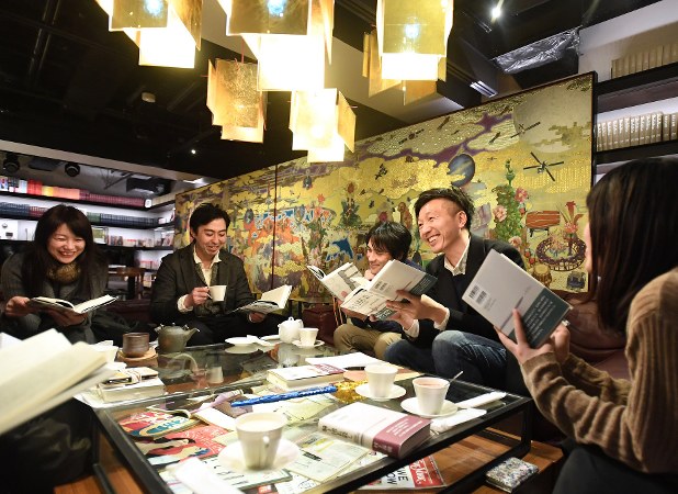 村上春樹さんの新作を購入し、早速読み始める人々=東京都渋谷区で2017年2月24日、猪飼健史撮影
