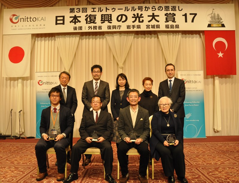 大賞に選ばれたNPO法人「TEDIC」の門馬優代表(前列左)ら受賞者と審査員