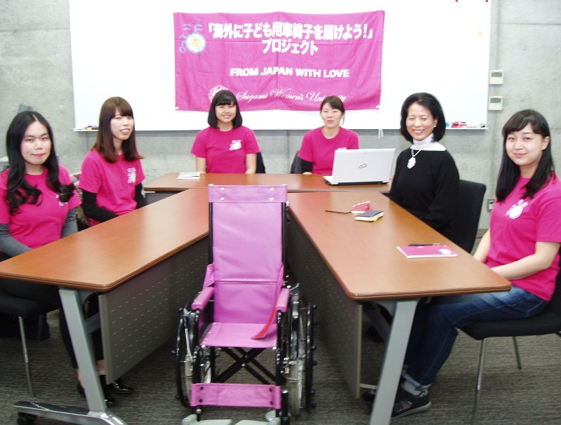 車いす 相模女子大 ボランティアグループ カンボジアに贈呈 模擬店などで費用 障害児に９０台 神奈川 毎日新聞