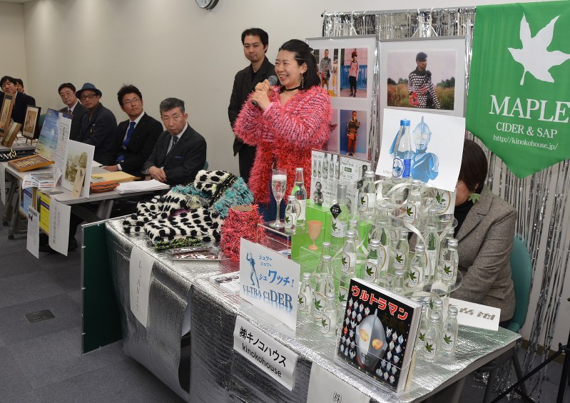 「チャレンジ!ふくしま創生プロジェクト」の発表会では参加者が事業をPRした=福島市中町で