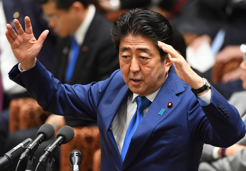 安倍晋三首相は、16年度から住宅改修時の減税などを盛り込んだ3世代同居促進対策に乗り出したが……=国会内で2017年1月26日、川田雅浩撮影