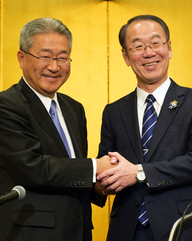 経営統合に向けて基本合意した三重銀の渡辺三憲頭取(左)と第三銀の岩間弘頭取=名古屋市中区で2017年2月28日、竹地広憲撮影