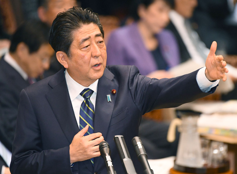 参院予算委員会で質問に答える安倍晋三首相=国会内で2017年2月28日午後2時12分、川田雅浩撮影