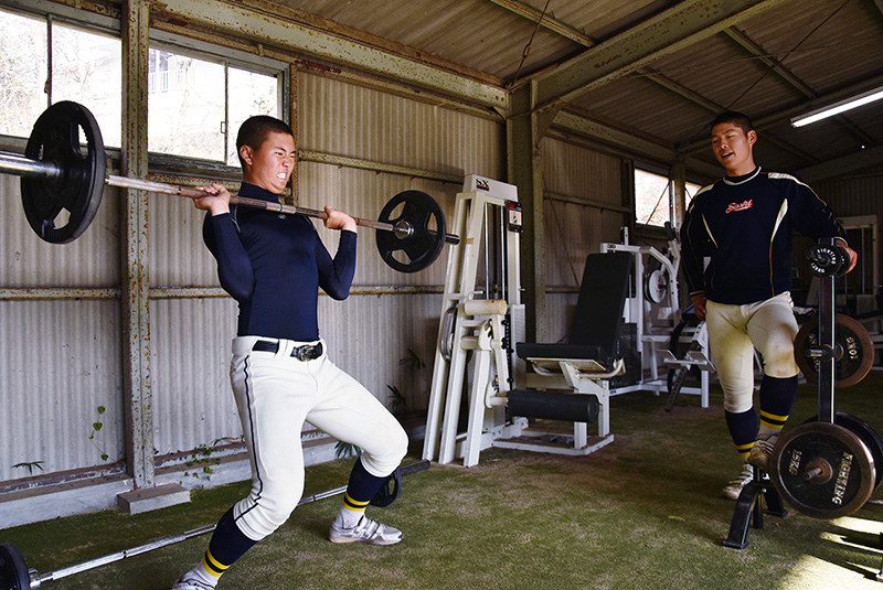 バーベルを挙げる選手の顔がゆがむ=岡山市北区の創志学園で、益川量平撮影