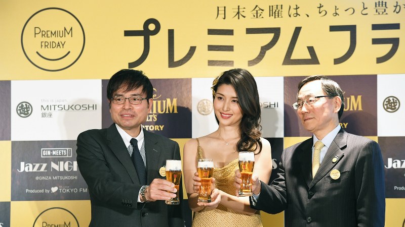 プレミアムフライデーを迎え、乾杯する女優の橋本マナミさんら=2017年2月24日、中村藍撮影