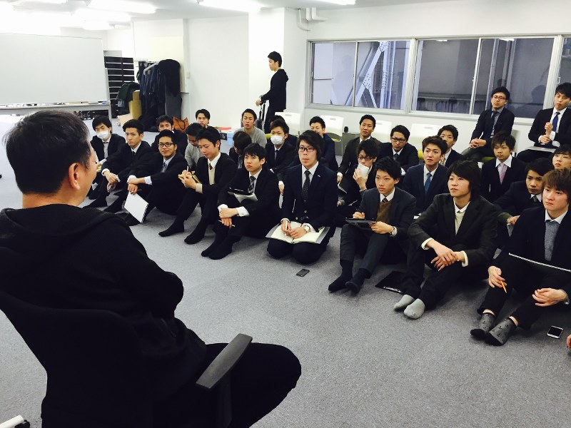 起業家の苦労話やサクセスストーリーを真剣な表情で聞く若者たち。この日の講師は亀山敬司DMM会長。質疑応答も活発に行われた=東京都渋谷区のハッシャッダイで2月3日