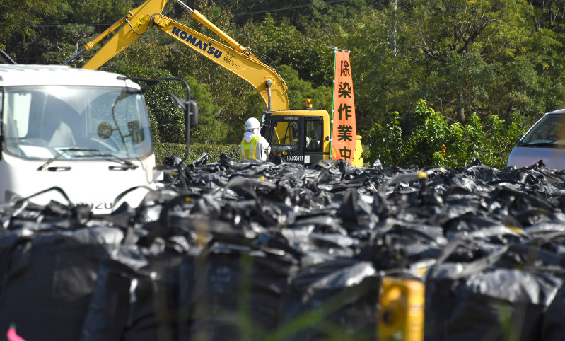 除染作業の様子=丸山博撮影