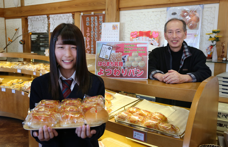 原町製パンの佐藤敬一社長(右)と名物の「よつわり」を手にする佐藤彩さん=福島県南相馬市で2017年2月24日、小出洋平撮影