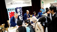 ２月に第一勧業信組の本店で行われた物産展。糸魚川信組の地元の特産品を販売した（糸魚川信組提供）