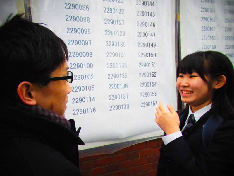 高校入試 番号見つけ歓声 都立高で合格発表 東京 毎日新聞