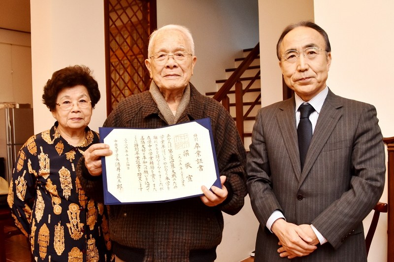 中央大 特別卒業証書 91歳の手に 戦争で学業中断 写真特集1 7 毎日新聞 中央大 特別卒業証書 91歳の手に 戦争で学業中断 写真特集1 7 毎日新聞