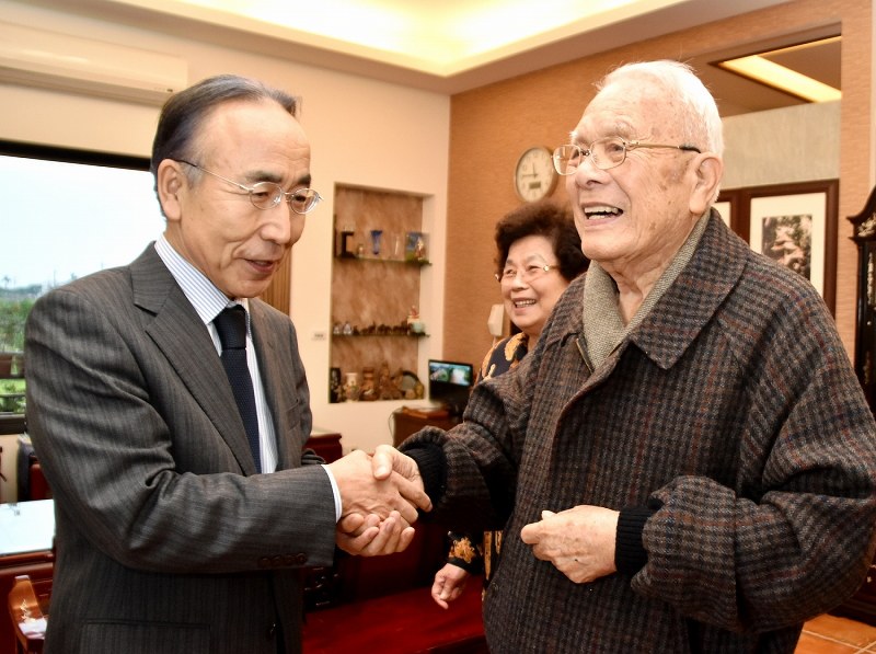 中央大 特別卒業証書 91歳の手に 戦争で学業中断 写真特集7 7 毎日新聞 中央大 特別卒業証書 91歳の手に 戦争で学業中断 写真特集7 7 毎日新聞