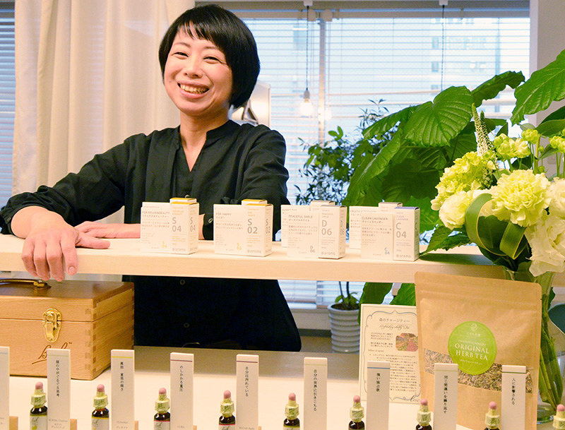 「これからは自分でストレスケアを身につける時代」と話す産業カウンセラーの保田麻月子さん=広島市中区八丁堀の相談室「三十八花堂」で、信永真知子撮影
