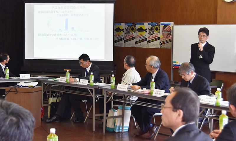 アユの極端な不漁について説明する県水産試験場の職員=大津市の県水産会館で、衛藤達生撮影