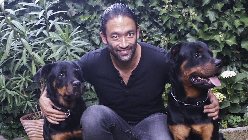 友人の庭で、愛犬のアローラ(右)とエーゴン(左)とくつろぐヴィルフリート・和樹・ヘーデンボルクさん=本人提供