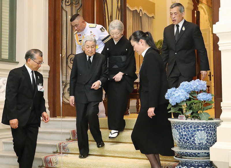 両陛下：タイ前国王に供花 王宮訪問 [写真特集17/13] | 毎日新聞