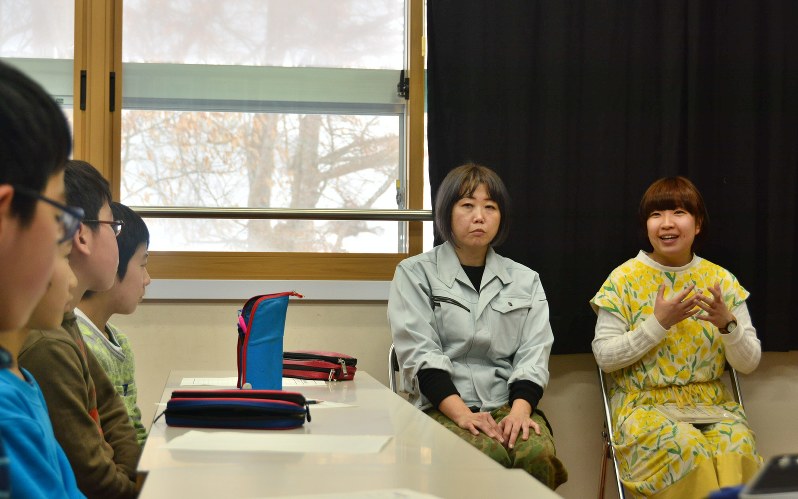 宮城県七ケ浜町でのボランティア活動を話す星洸佳さん(右)と清和真由美さん=山形市蔵王温泉で2017年3月3日午後2時41分、二村祐士朗撮影