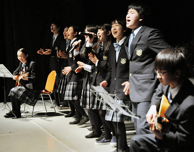 後援会の設立総会後に歌を披露する在校生=和歌山県紀美野町真国宮のりら創造芸術高校で、成田有佳撮影