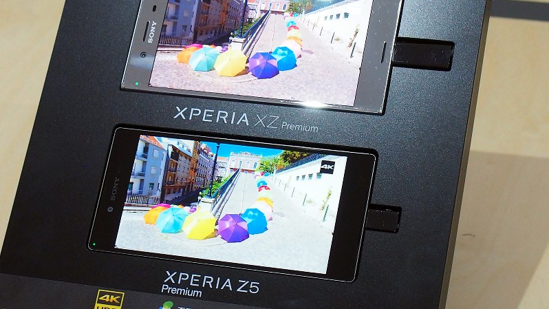 「エクスペリアXZプレミアム」(上)。高速通信対応を生かした高解像度のディスプレーを搭載