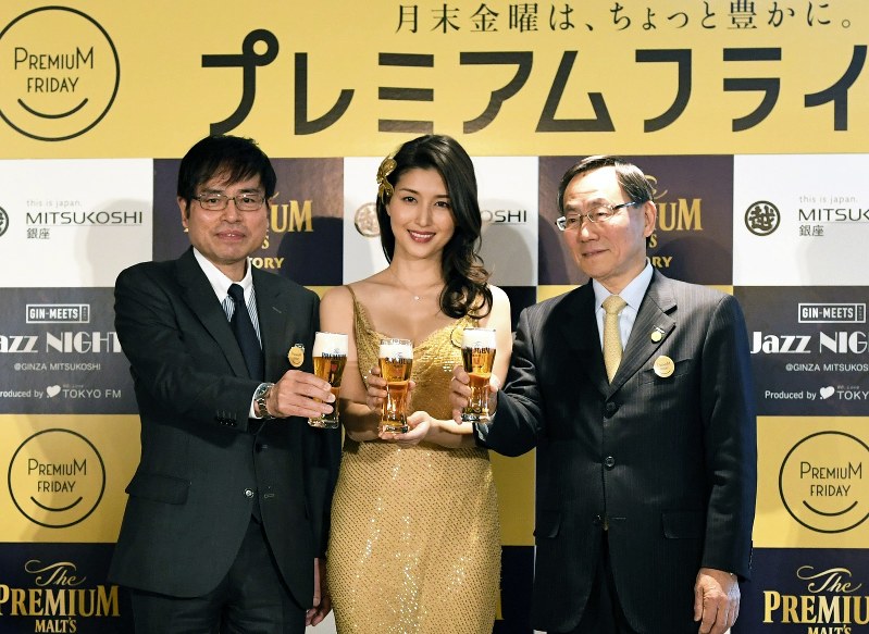 「プレミアムフライデー」は働き方改革推進につながるか。初開催の金曜日に乾杯する女優の橋本マナミさん(中央)ら=東京都中央区の銀座三越で2月24日、中村藍撮影