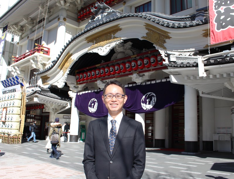 「歌舞伎座はホームグラウンドです」と話す堀越一寿さん=東京都中央区の歌舞伎座前で、銅山智子撮影