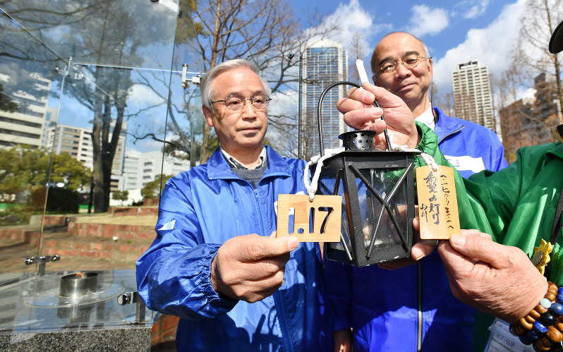 分灯された宮城県名取市での東日本大震災追悼行事でともされる「1・17希望の灯り」=神戸市中央区の東遊園地で2017年3月7日午前10時9分、小関勉撮影