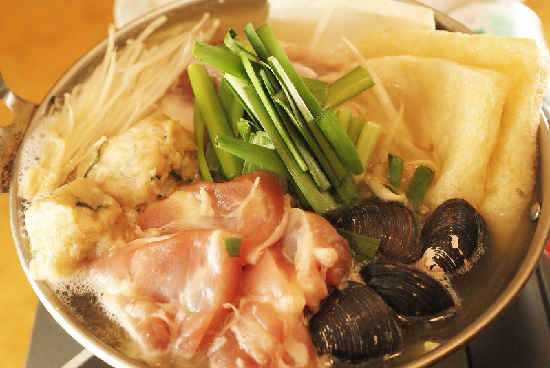 「塩ちゃんこ鍋」(780円税別、以下同)。鶏モモ肉、つくね、ブリやシジミなどの海鮮ものなど、多彩な具材がうれしい