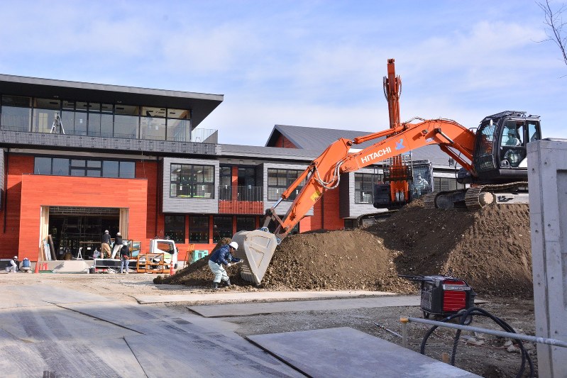 ごみと土砂の分別作業が進む森友学園の小学校用地=大阪府豊中市で、米山淳撮影
