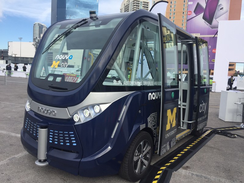 フランスのベンチャー企業「ナビヤ」が開発した自動運転バス=米ラスベガスで1月、清水憲司撮影