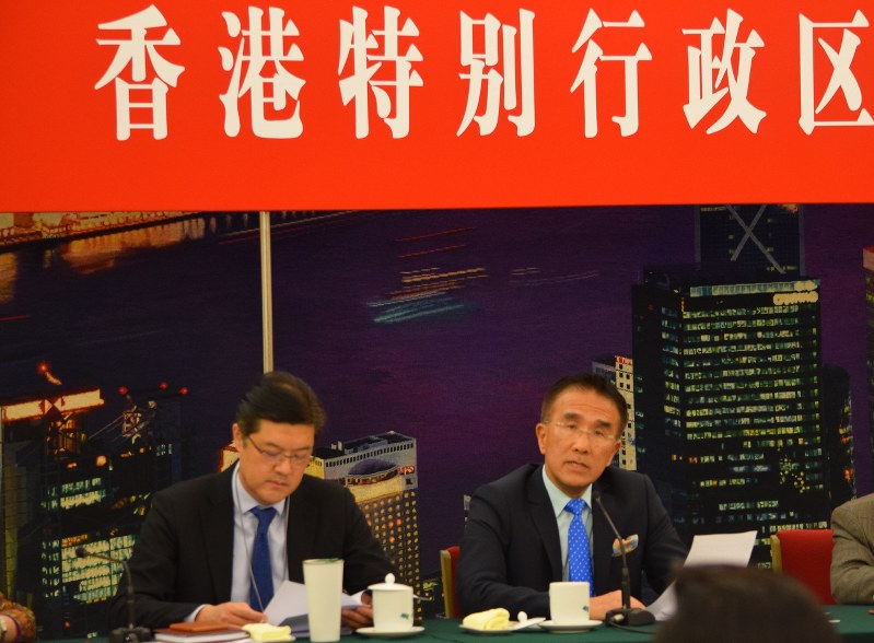 「香港独立はばかげた考えだ」と分科会で批判する香港選出の田北辰・全人代代表(右)=2017年3月7日、河津啓介撮影