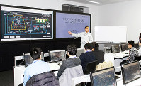 日本原子力発電の社員から原発の仕組みなどの講義を受ける学生たち＝福井県敦賀市沓見の日本原子力発電敦賀総合研修センターで、近藤諭撮影