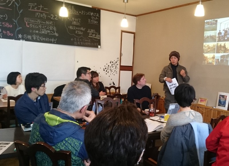 「支援者が情報を共有できる場が必要」などと訴える松岡代表(奥右)