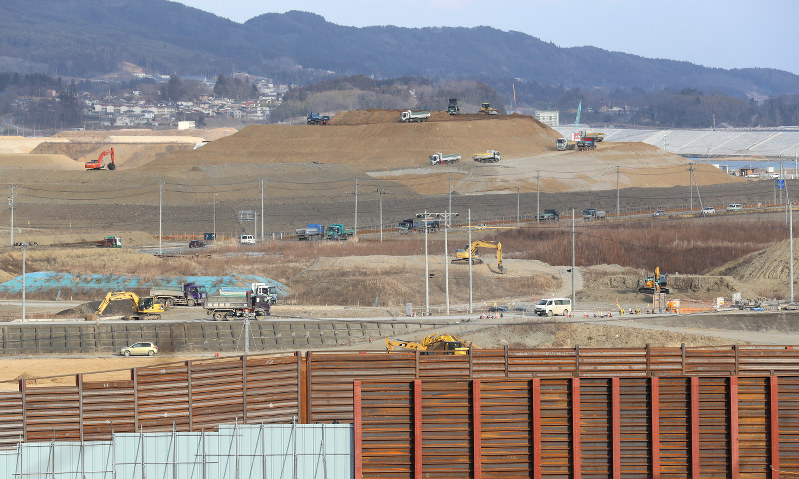 かさ上げ工事の現場では途切れることなくトラックが走っていた=岩手県陸前高田市で2017年3月9日午後3時52分、佐々木順一撮影