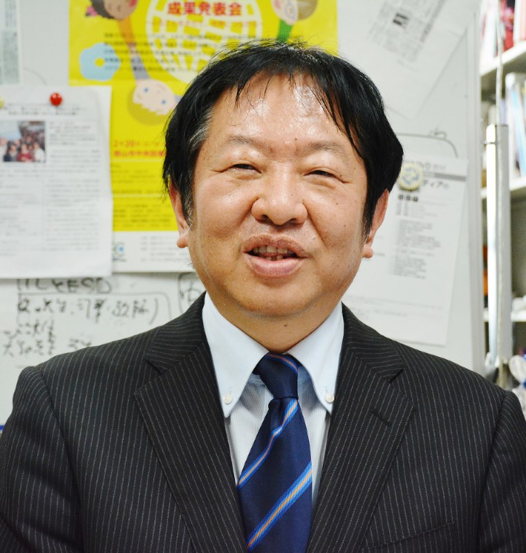 インタビューに答える坂本旬・法政大キャリアデザイン学部教授=東京都千代田区で2017年2月23日、増田博樹撮影