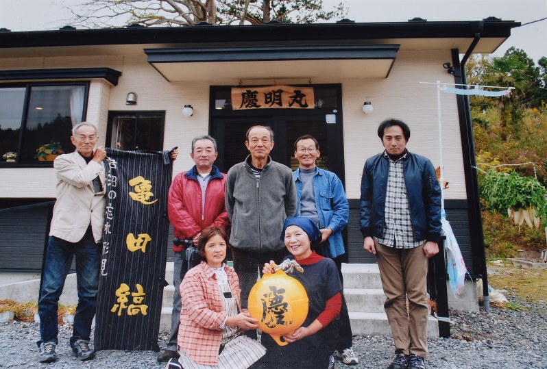 慶明丸の前で笑顔を見せる青山さん(左端)と三浦仁一さん(中央)=青山さん提供