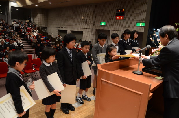 県読書感想文 感想画コンクール 入賞者 喜びの表彰式 静岡 毎日新聞