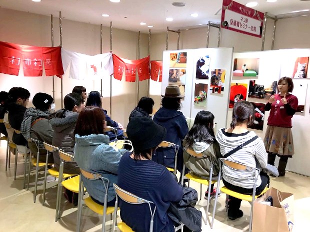 譲渡会参加者に対して「事前講習」を行うネコリパブリック経営者の河瀬麻花さん(右端)=2017年2月25日、東京・池袋のマルイ7階で駅義則撮影
