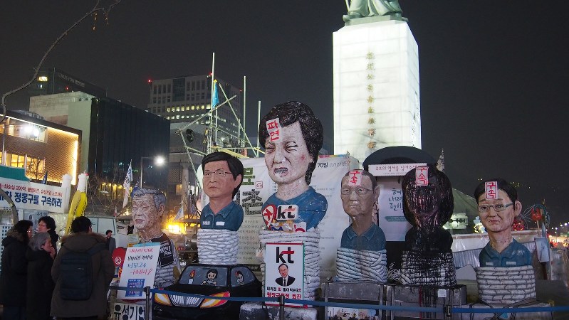 朴槿恵氏が大統領府を去った3月12日夜、ソウル光化門前広場は静けさを保っていた=大澤文護撮影