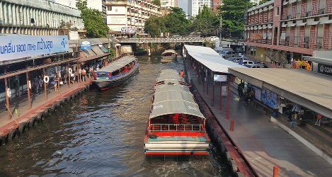 バンコク中心部を行き交うセンセープ運河のボート＝アジア総局助手ハタイチャノック撮影