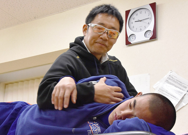 咲き誇れ １７センバツ神戸国際大付 第４部 教える ２ 上里田哲英コーチ ４４ 兵庫 毎日新聞