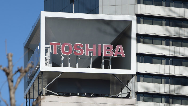 東芝本社ビル=2015年12月、内藤絵美撮影