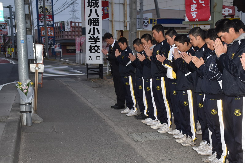 センバツ 思いを一つに 仙台育英 甲子園へ出発 優勝旗持って帰る 事故犠牲生徒に献花も 宮城 毎日新聞