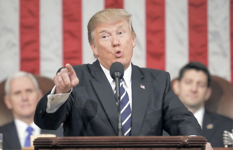 上下両院合同会議で演説するトランプ米大統領。物言いはおとなしかったが、「米国第一主義」は変わらなかった=ワシントンで2月28日、AP