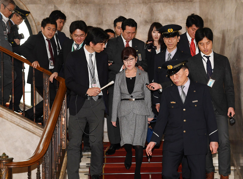 大勢の報道陣に囲まれて階段を下りる稲田朋美防衛相(中央)=国会内で14日午前11時54分、川田雅浩撮影